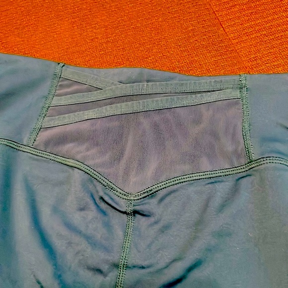 Fabletics Trinity High Waisted Pocket Capri Motion365 Teal - Picture 6 of 6